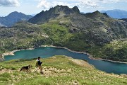 79 Ed ora in discesa su tracce e a vista verso i Laghi Gemelli